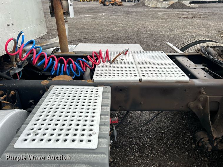 image for item OI9521 2005 International  9200i  semi truck