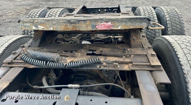 image for item OI9521 2005 International  9200i  semi truck