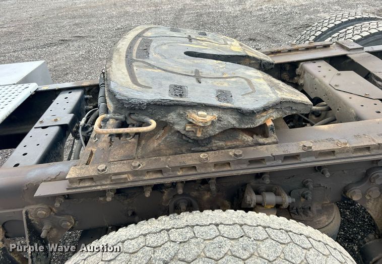 image for item OI9521 2005 International  9200i  semi truck