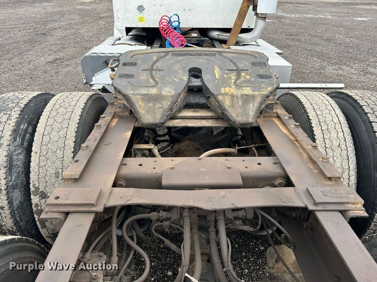 image for item OI9521 2005 International  9200i  semi truck