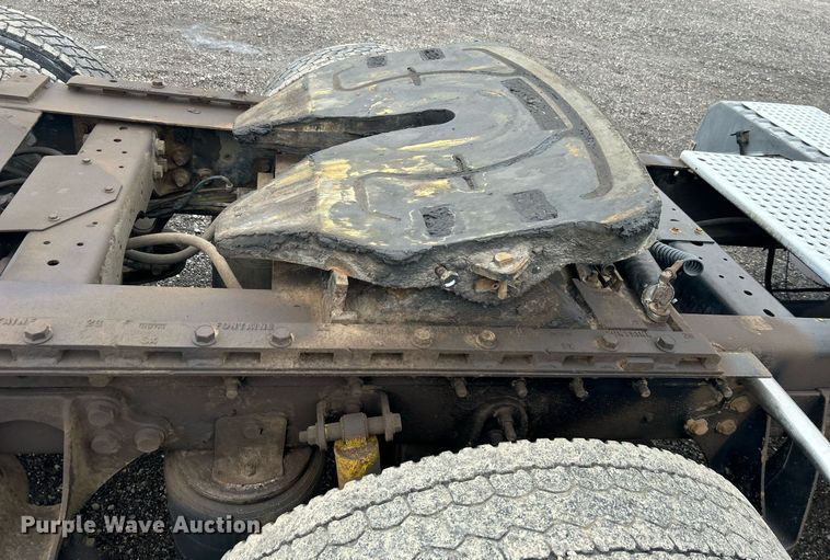 image for item OI9521 2005 International  9200i  semi truck