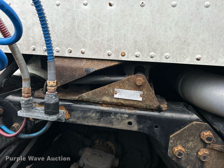 image for item OI9521 2005 International  9200i  semi truck