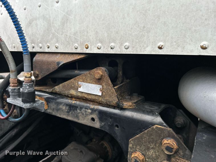 image for item OI9521 2005 International  9200i  semi truck