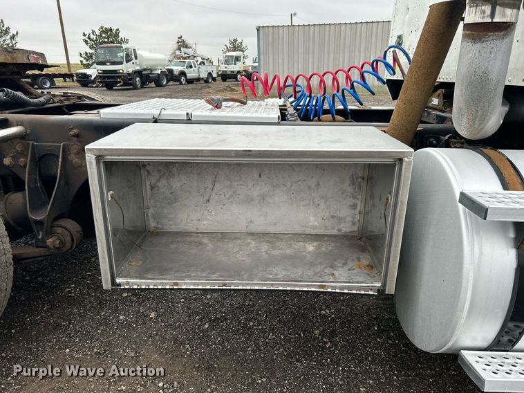 image for item OI9521 2005 International  9200i  semi truck