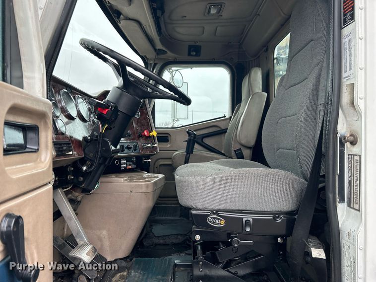 image for item OI9521 2005 International  9200i  semi truck