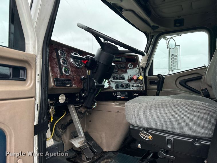 image for item OI9521 2005 International  9200i  semi truck