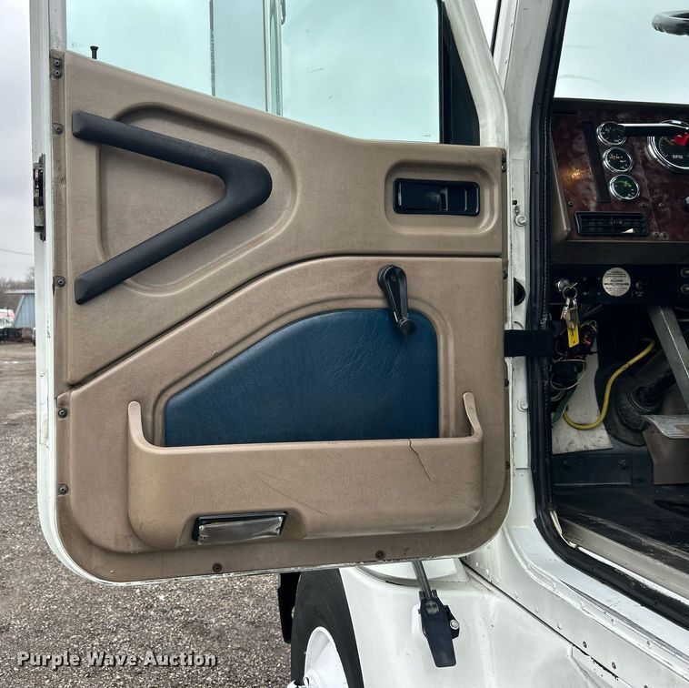 image for item OI9521 2005 International  9200i  semi truck