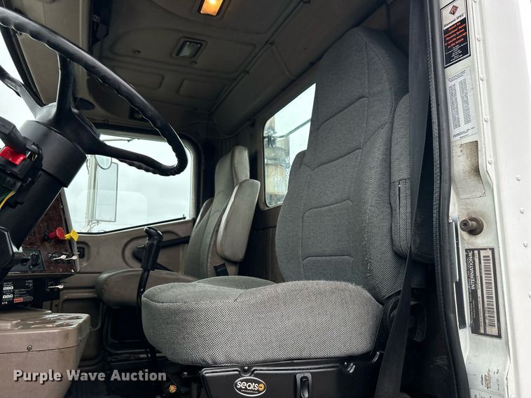 image for item OI9521 2005 International  9200i  semi truck