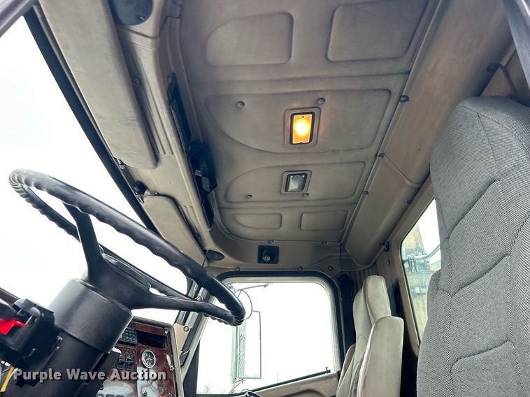 image for item OI9521 2005 International  9200i  semi truck