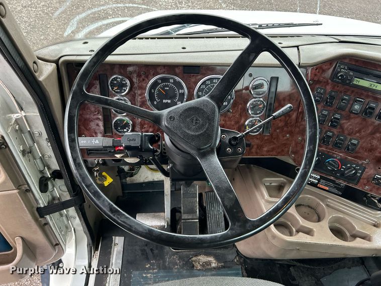 image for item OI9521 2005 International  9200i  semi truck