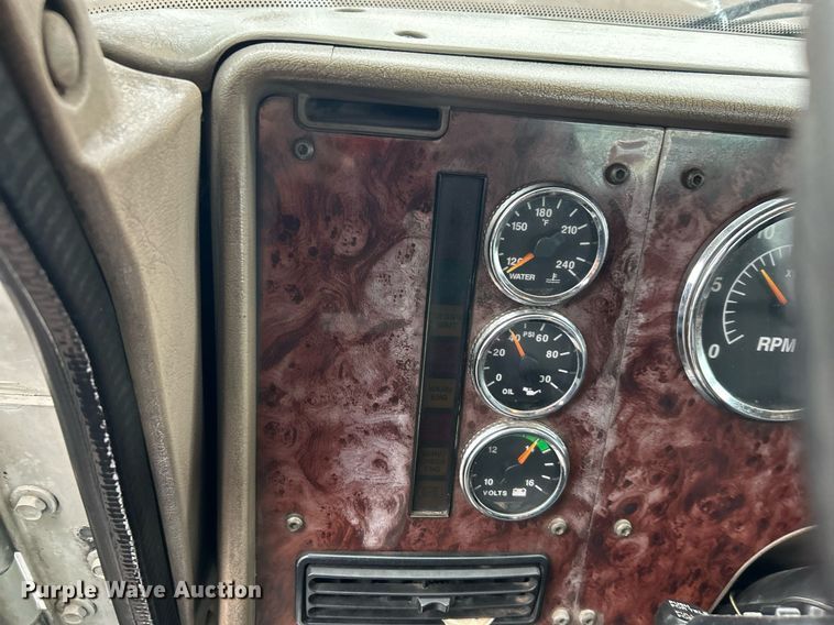 image for item OI9521 2005 International  9200i  semi truck