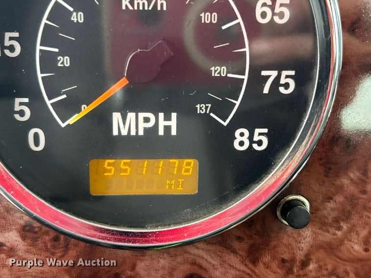 image for item OI9521 2005 International  9200i  semi truck