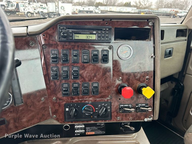 image for item OI9521 2005 International  9200i  semi truck