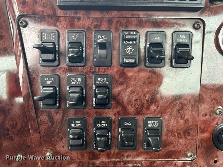 image for item OI9521 2005 International  9200i  semi truck