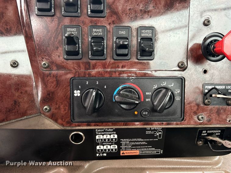 image for item OI9521 2005 International  9200i  semi truck