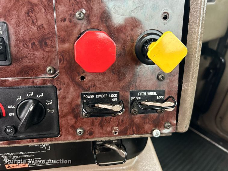 image for item OI9521 2005 International  9200i  semi truck