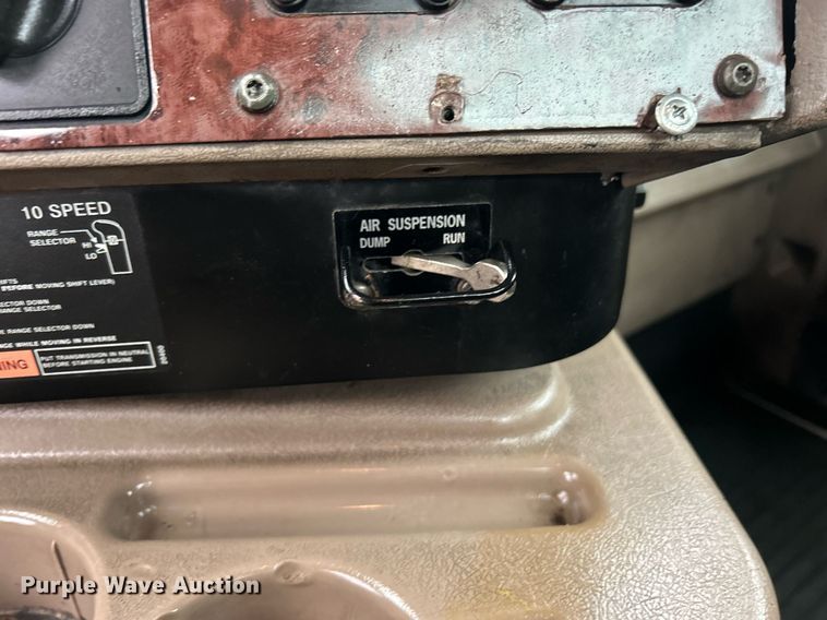 image for item OI9521 2005 International  9200i  semi truck