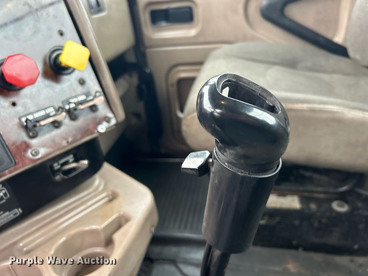 image for item OI9521 2005 International  9200i  semi truck