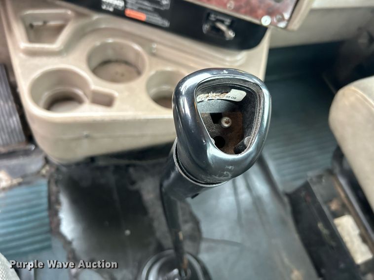 image for item OI9521 2005 International  9200i  semi truck