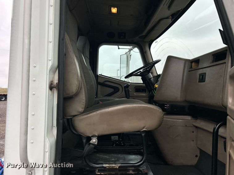 image for item OI9521 2005 International  9200i  semi truck