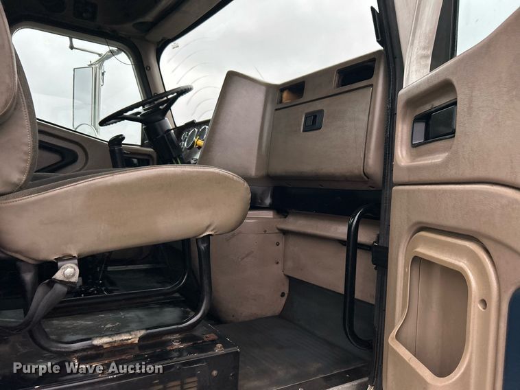 image for item OI9521 2005 International  9200i  semi truck