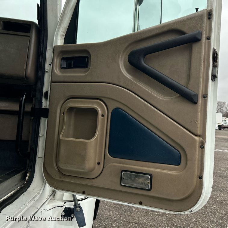 image for item OI9521 2005 International  9200i  semi truck