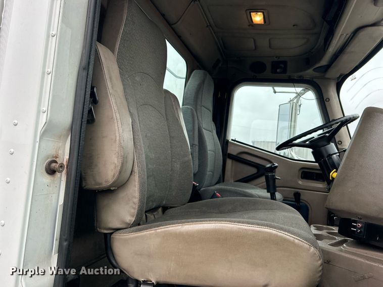 image for item OI9521 2005 International  9200i  semi truck