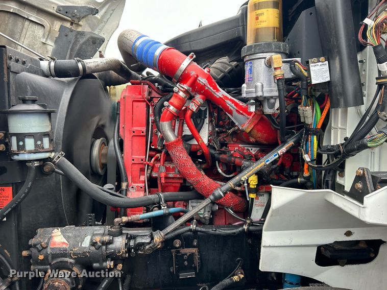 image for item OI9521 2005 International  9200i  semi truck