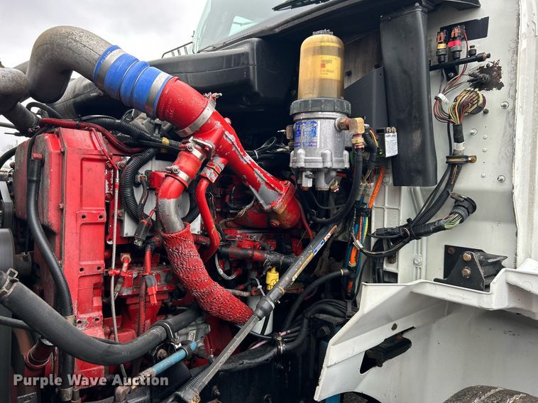 image for item OI9521 2005 International  9200i  semi truck