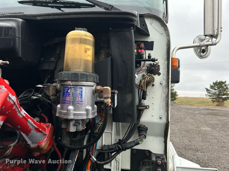 image for item OI9521 2005 International  9200i  semi truck