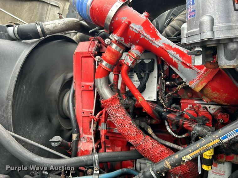 image for item OI9521 2005 International  9200i  semi truck