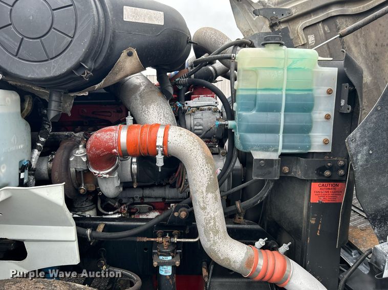 image for item OI9521 2005 International  9200i  semi truck