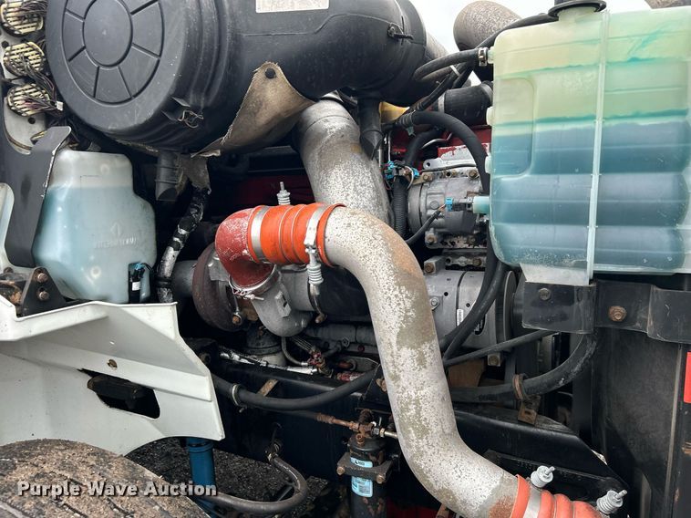 image for item OI9521 2005 International  9200i  semi truck