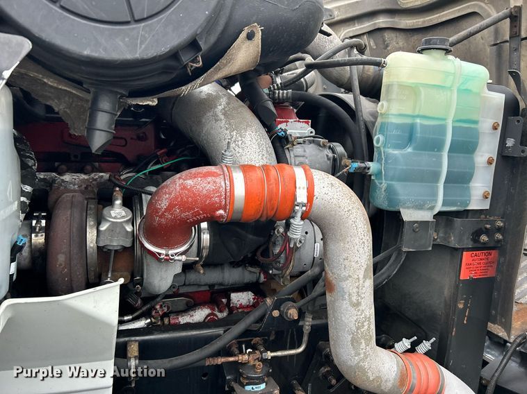 image for item OI9521 2005 International  9200i  semi truck