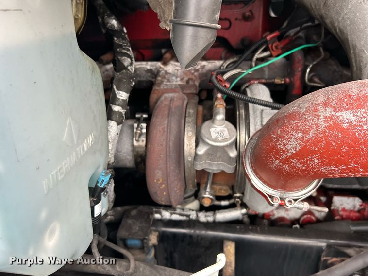 image for item OI9521 2005 International  9200i  semi truck