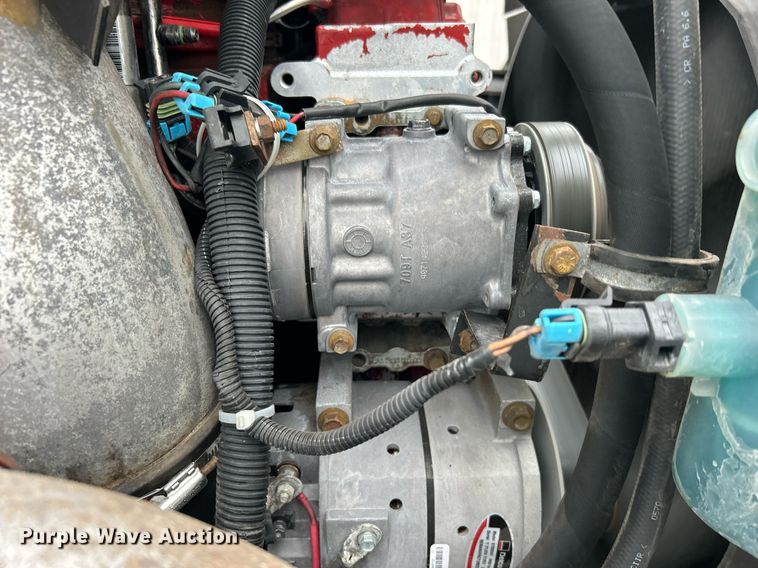 image for item OI9521 2005 International  9200i  semi truck