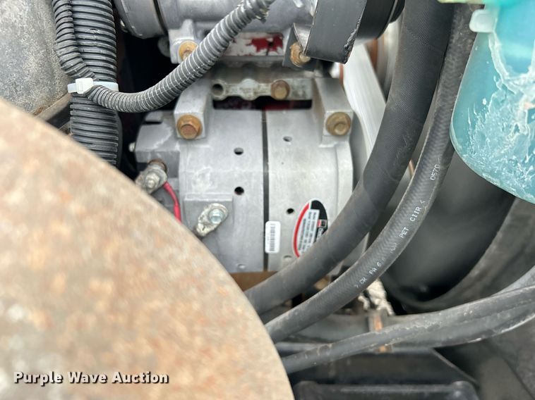 image for item OI9521 2005 International  9200i  semi truck