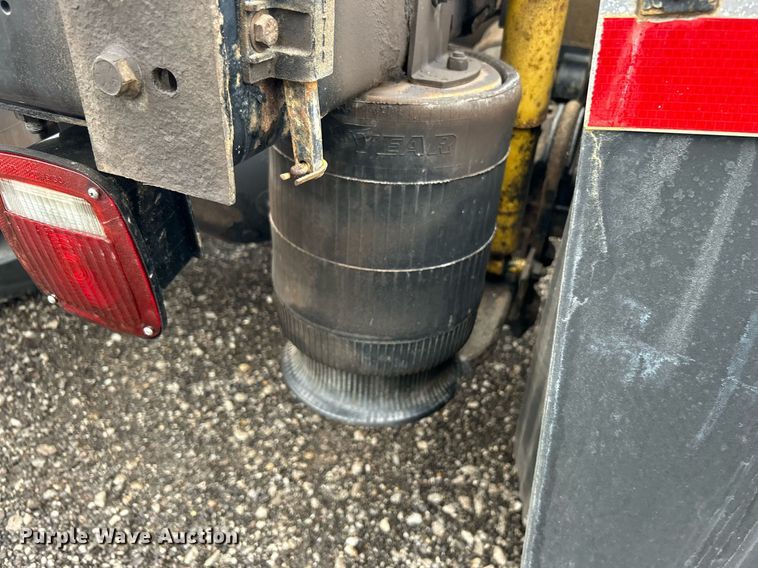 image for item OI9521 2005 International  9200i  semi truck