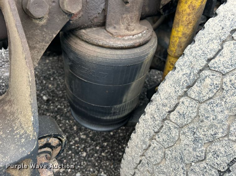 image for item OI9521 2005 International  9200i  semi truck