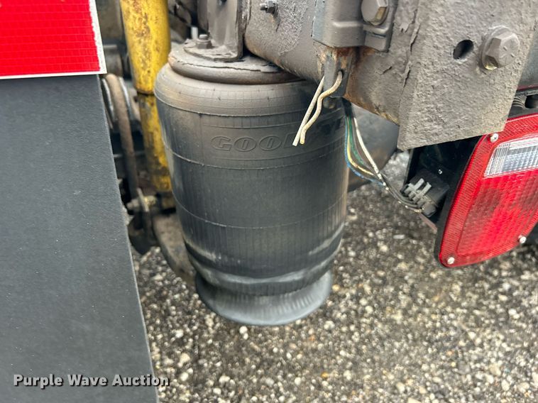 image for item OI9521 2005 International  9200i  semi truck