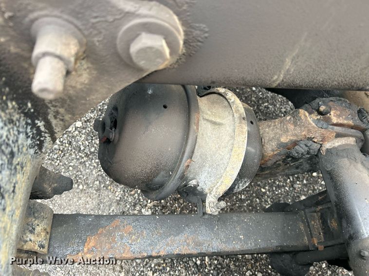 image for item OI9521 2005 International  9200i  semi truck