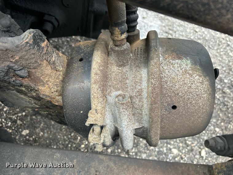 image for item OI9521 2005 International  9200i  semi truck