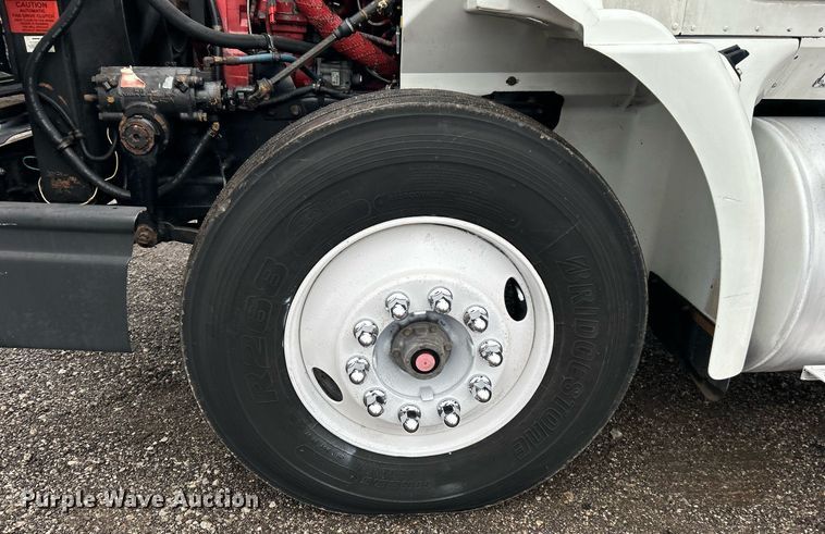 image for item OI9521 2005 International  9200i  semi truck