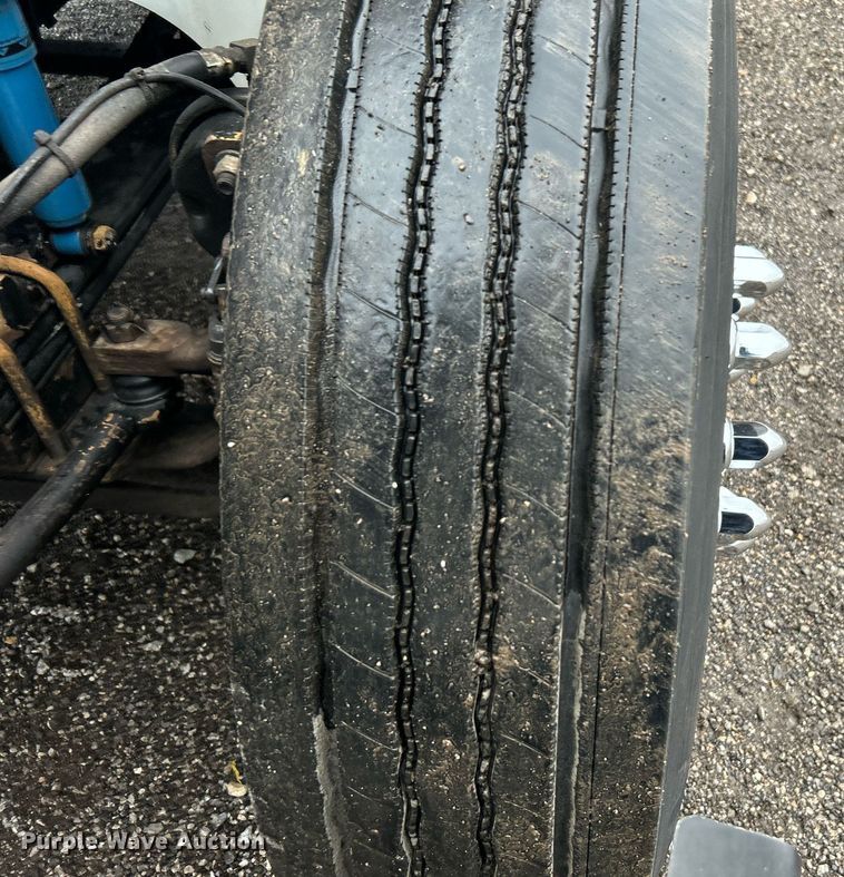 image for item OI9521 2005 International  9200i  semi truck