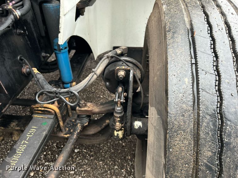 image for item OI9521 2005 International  9200i  semi truck