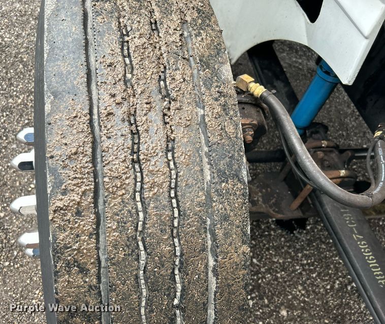 image for item OI9521 2005 International  9200i  semi truck