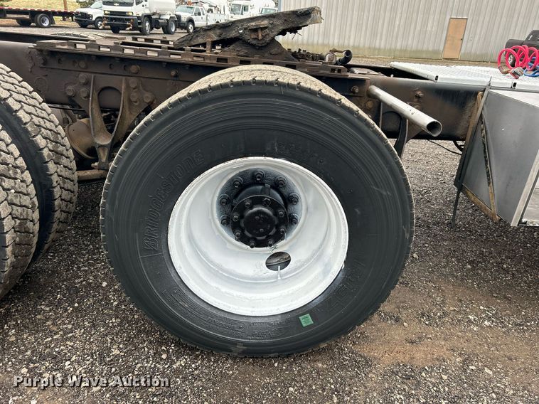 image for item OI9521 2005 International  9200i  semi truck