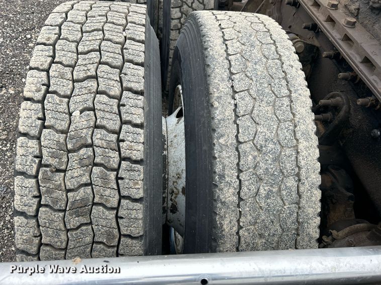 image for item OI9521 2005 International  9200i  semi truck