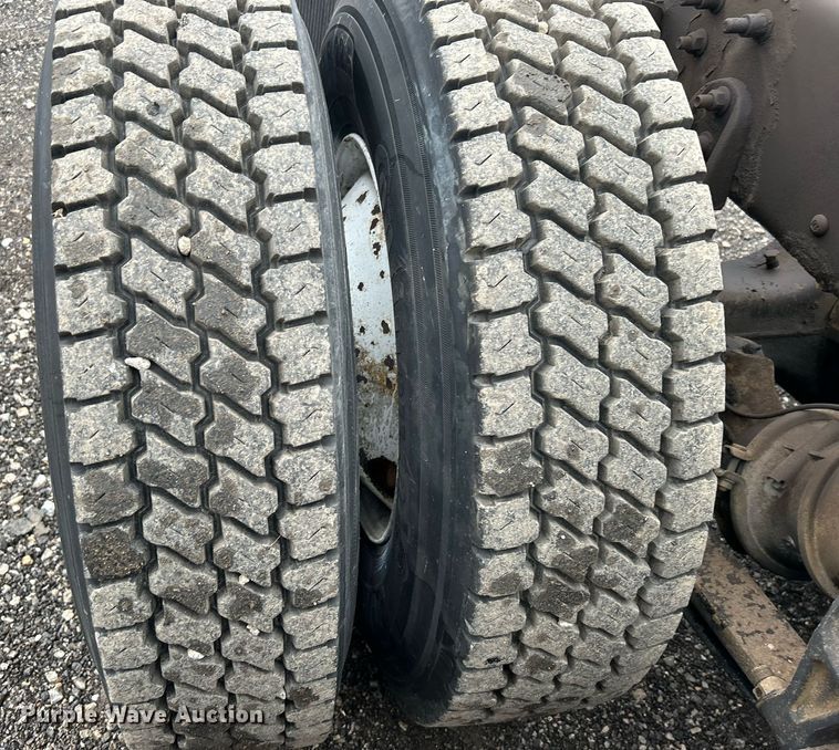 image for item OI9521 2005 International  9200i  semi truck