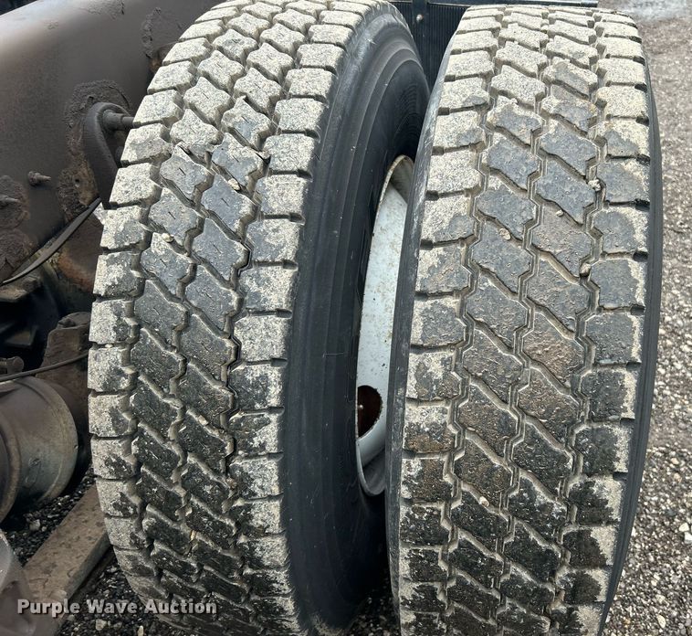 image for item OI9521 2005 International  9200i  semi truck